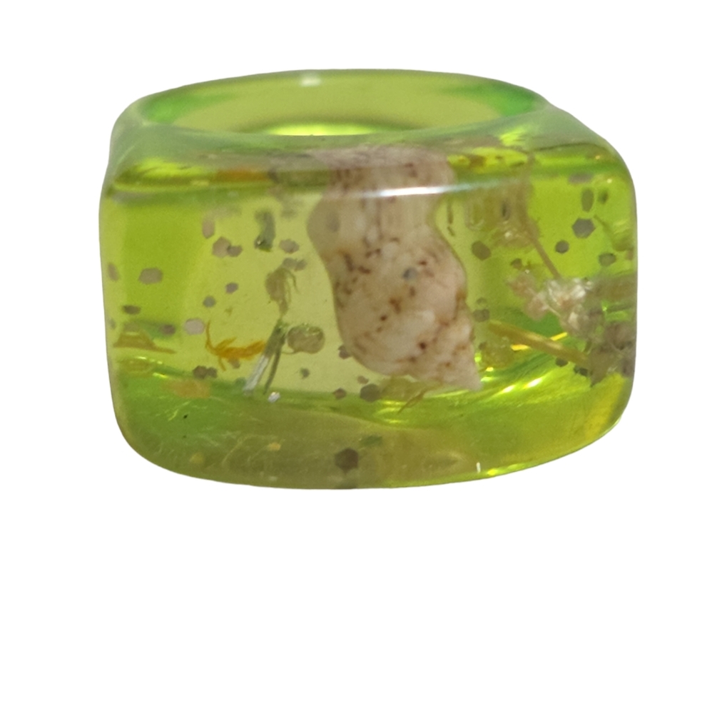 Vtg 1960s epoxy resin lucite ring with a SEA SHELL on bright green ring SZ 7